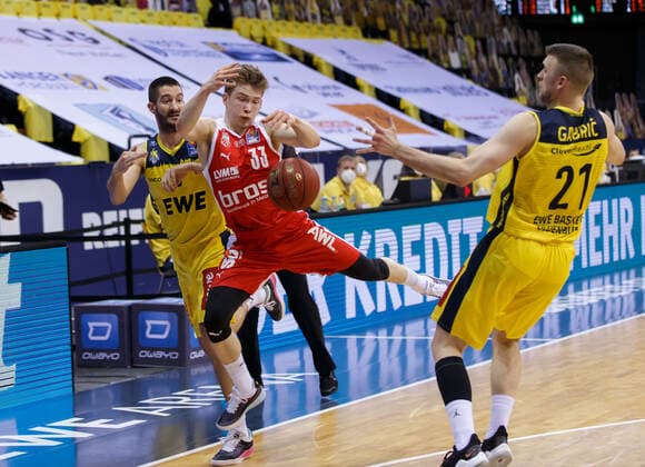 Oldenburg, Lower Saxony, DEU, 19 04 2021, Bennet Hundt center, Brose Bamberg , Braydon Hobbs left, EWE Baskets Oldenburg and Tomislav Gabric right, EWE Baskets Oldenburg EWE Baskets Oldenburg vs Brose Bamberg 1 Basketball Bundesliga Season 2020 2021, 29 Matchday, Grosse EWE Arena EWE Baskets Oldenburg vs Brose Bamberg www.andreas-burmann.de