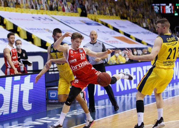 Oldenburg, Lower Saxony, DEU, 19 04 2021, Bennet Hundt center, Brose Bamberg , Braydon Hobbs left, EWE Baskets Oldenburg and Tomislav Gabric right, EWE Baskets Oldenburg EWE Baskets Oldenburg vs Brose Bamberg 1 Basketball Bundesliga Season 2020 2021, 29 Matchday, Grosse EWE Arena EWE Baskets Oldenburg vs Brose Bamberg www.andreas-burmann.de