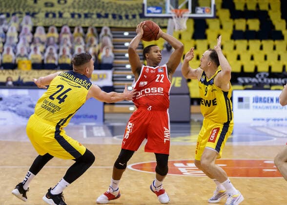 Oldenburg, Lower Saxony, DEU, 19 04 2021, Devon Hall center, Brose Bamberg , Karsten Tadda right, EWE Baskets Oldenburg and Rasid Mahalbasic left, EWE Baskets Oldenburg EWE Baskets Oldenburg vs Brose Bamberg 1 Basketball Bundesliga Season 2020 2021, 29 Matchday, Grosse EWE Arena EWE Baskets Oldenburg vs Brose Bamberg www.andreas-burmann.de