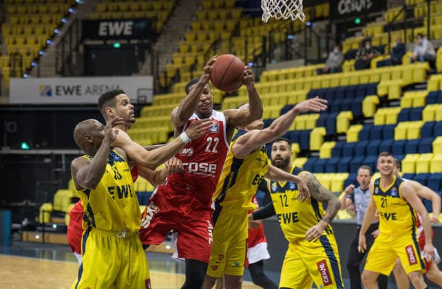 GER, Basketball, EWE Baskets Oldenburg vs brose Bamberg 19 04 2021, EWE Arena, Oldenburg, GER, easy Credit BBL, EWE Baskets Oldenburg vs brose Bamberg, in picture Devon HALL brose Bamberg 22 Dominic LOCKHART brose Bamberg 3 Rickey PAULDING EWE Baskets Oldenburg 23 Karsten TADDA EWE Baskets Oldenburg 9 nordphotoxRojahn nph00310