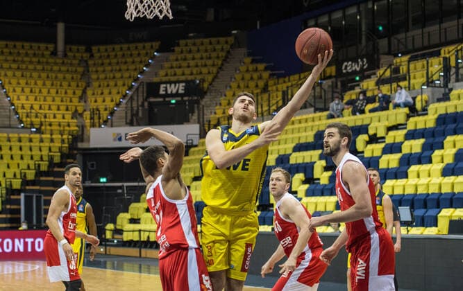 GER, Basketball, EWE Baskets Oldenburg vs brose Bamberg 19 04 2021, EWE Arena, Oldenburg, GER, easy Credit BBL, EWE Baskets Oldenburg vs brose Bamberg, in picture Sebastian HERRERA EWE Baskets Oldenburg 7 Kenneth OGBE brose Bamberg 25 Christian SENGFELDER brose Bamberg 43 David KRAVISH brose Bamberg 45 nordphotoxRojahn nph00310