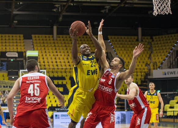 GER, Basketball, EWE Baskets Oldenburg vs brose Bamberg 19 04 2021, EWE Arena, Oldenburg, GER, easy Credit BBL, EWE Baskets Oldenburg vs brose Bamberg, in picture Rickey PAULDING EWE Baskets Oldenburg 23 David KRAVISH brose Bamberg 45 Dominic LOCKHART brose Bamberg 3 nordphotoxRojahn nph00310