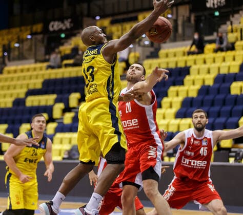 Oldenburg, Lower Saxony, DEU, 19 04 2021, Rickey Paulding left, EWE Baskets Oldenburg and Chase Fieler Brose Bamberg EWE Baskets Oldenburg vs Brose Bamberg 1 Basketball Bundesliga Saison 2020 2021, 29 Spieltag, Grosse EWE Arena EWE Baskets Oldenburg vs Brose Bamberg www.andreas-burmann.de