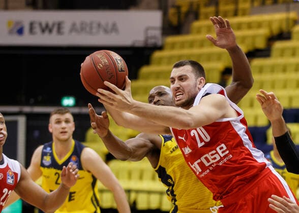 Oldenburg, Lower Saxony, DEU, 19 04 2021, Chase Fieler Brose Bamberg and Rickey Paulding left, EWE Baskets Oldenburg EWE Baskets Oldenburg vs Brose Bamberg 1 Basketball Bundesliga season 2020 2021, 29 match day, Grosse EWE Arena EWE Baskets Oldenburg vs Brose Bamberg www.andreas-burmann.de