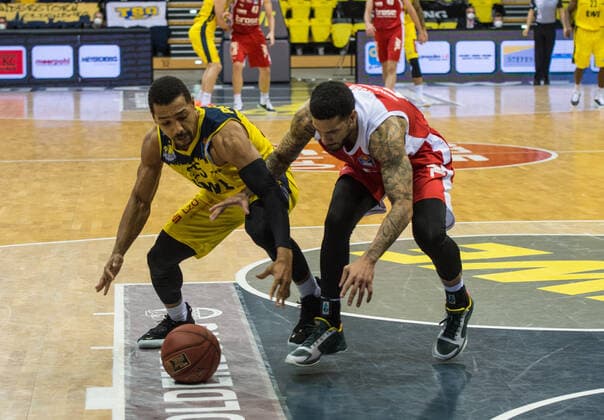 GER, Basketball, EWE Baskets Oldenburg vs brose Bamberg 19 04 2021, EWE Arena, Oldenburg, GER, easy Credit BBL, EWE Baskets Oldenburg vs brose Bamberg, in picture Phil PRESSEY EWE Baskets Oldenburg 25 Tyler LARSON brose Bamberg 55 nordphotoxRojahn nph00310