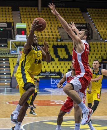 GER, Basketball, EWE Baskets Oldenburg vs brose Bamberg 19 04 2021, EWE Arena, Oldenburg, GER, easy Credit BBL, EWE Baskets Oldenburg vs brose Bamberg, in picture Rickey PAULDING EWE Baskets Oldenburg 23 Chase FIELER brose Bamberg 20 nordphotoxRojahn nph00310