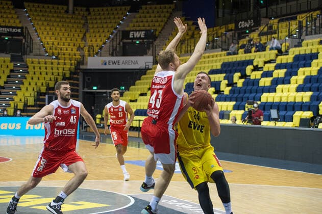 GER, Basketball, EWE Baskets Oldenburg vs brose Bamberg 19 04 2021, EWE Arena, Oldenburg, GER, easy Credit BBL, EWE Baskets Oldenburg vs brose Bamberg, in picture Rasid MAHALBASIC EWE Baskets Oldenburg 24 Christian SENGFELDER brose Bamberg 43 David KRAVISH brose Bamberg 45 nordphotoxRojahn nph00310