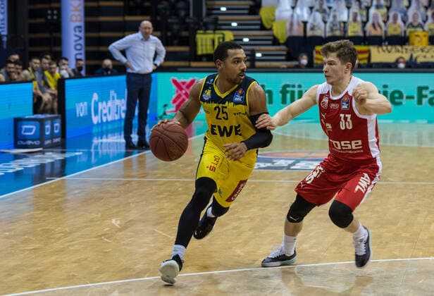 GER, Basketball, EWE Baskets Oldenburg vs brose Bamberg 19 04 2021, EWE Arena, Oldenburg, GER, easy Credit BBL, EWE Baskets Oldenburg vs brose Bamberg, in picture Phil PRESSEY EWE Baskets Oldenburg 25 Bennet HUNDT brose Bamberg 33 nordphotoxRojahn nph00310