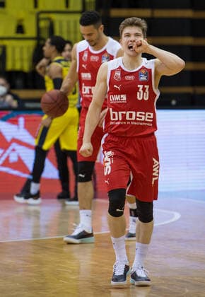 GER, Basketball, EWE Baskets Oldenburg vs brose Bamberg 19 04 2021, EWE Arena, Oldenburg, GER, easy Credit BBL, EWE Baskets Oldenburg vs brose Bamberg, in the picture lost with 100 to 99 the bite in the hand Bennet HUNDT brose Bamberg 33 behind Dominic LOCKHART brose Bamberg 3 nordphotoxRojahn nph00310
