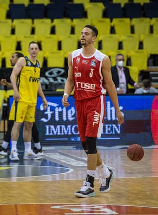 GER, Basketball, EWE Baskets Oldenburg vs brose Bamberg 19 04 2021, EWE Arena, Oldenburg, GER, easy Credit BBL, EWE Baskets Oldenburg vs brose Bamberg, in the picture no longer came to the throw and then lost 100 to 99 Dominic LOCKHART brose Bamberg 3 behind the winners Karsten TADDA EWE Baskets Oldenburg 9 and Phil PRESSEY EWE Baskets Oldenburg 25 nordphotoxRojahn nph00310