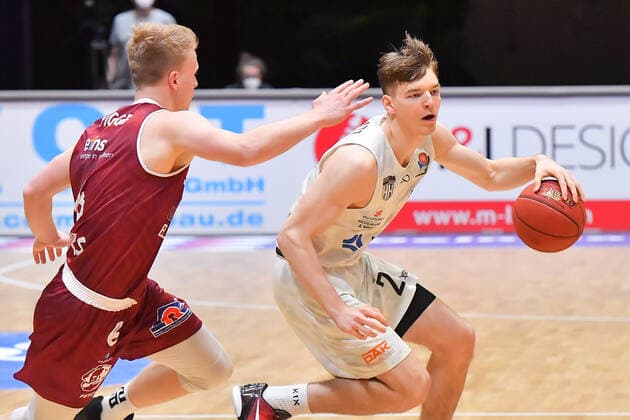 Chemnitz, Germany 19 April 2021 BBL 2020 2021 Niners Chemnitz vs Hamburg Towers v li in duel Luis Figge Chemnitz and Justus Hollatz Hamburg Fair Chemnitz Saxony Copyright: xFotostandx xDostmannx