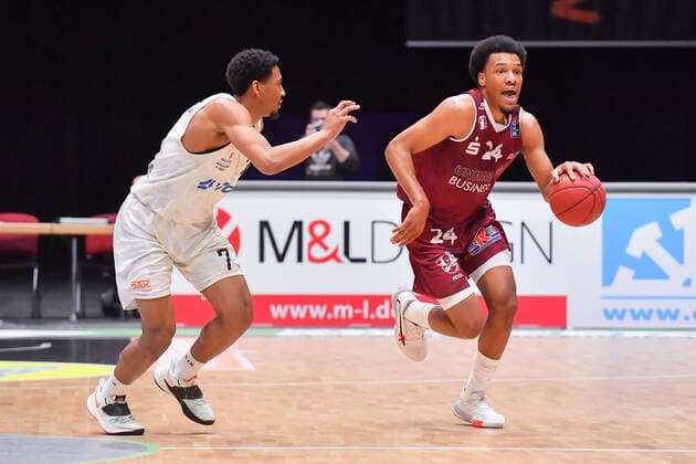 Chemnitz, Germany 19 April 2021 BBL 2020 2021 Niners Chemnitz vs Hamburg Towers v li in duel Kameron Taylor Hamburg and George King Chemnitz Fair Chemnitz Saxony. Copyright: xFotostandx xDostmannx