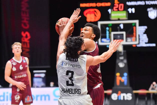 Chemnitz, Germany 19 April 2021 BBL 2020 2021 Niners Chemnitz vs Hamburg Towers v li in duel Maximilian DiLeo Hamburg and George King Chemnitz Fair Chemnitz Saxony Copyright: xFotostandx xDostmannx