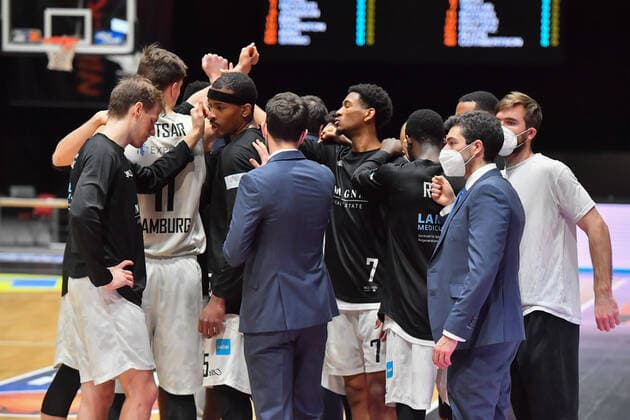 Chemnitz, Germany 19 April 2021 BBL 2020 2021 Niners Chemnitz vs Hamburg Towers The Hamburg Towers players form a team circle to shoulder Chemnitz Saxony Fair Copyright: xFotostandx xDostmannx
