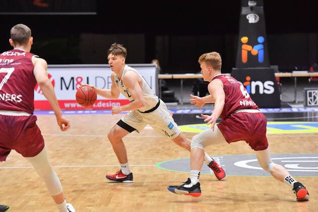 Chemnitz, Germany 19 April 2021 BBL 2020 2021 Niners Chemnitz vs Hamburg Towers v li in duel Justus Hollatz Hamburg and Luis Figge Chemnitz Fair Chemnitz Saxony Copyright: xFotostandx xDostmannx