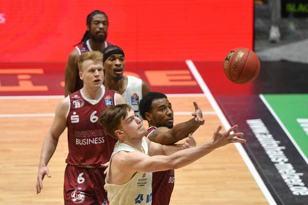 Maik Kotsar Hamburg Towers in front, Isiaha Mike Niners Chemnitz behind, Luis Figge Niners Chemnitz left , Niners Chemnitz vs Hamburg Towers, 19 04 2021, easycredit Basketball Bundesliga, GER, Season 2020 21 Niners Chemnitz vs Hamburg Towers, 19 04 2021, easycredit Basketball Bundesliga, GER, Season 2020 21 Chemnitz Copyright: xBertxHarzer xEibner-xPressefotox