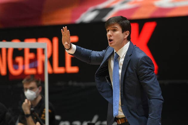 Pedro Calles Trainer, Head Coach, Hamburg Towers , Niners Chemnitz vs Hamburg Towers, 19 04 2021, easycredit Basketball Bundesliga, GER, Season 2020 21 Niners Chemnitz vs Hamburg Towers, 19 04 2021, easycredit Basketball Bundesliga, GER, Season 2020 21 Chemnitz Copyright: xBertxHarzer xEibner-xPressefotox