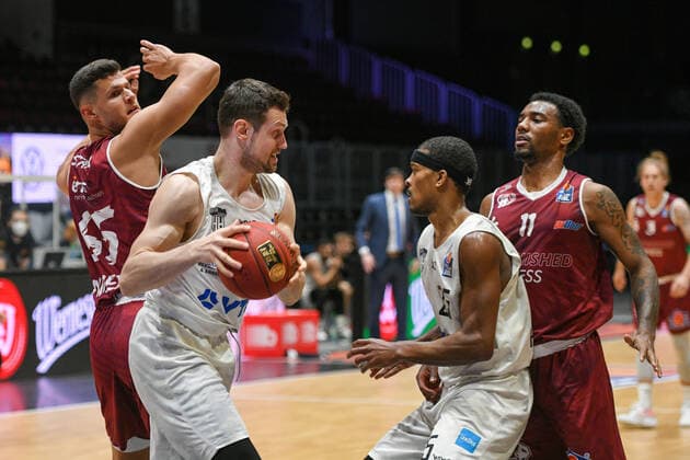 Johannes Richter Hamburg Towers on the ball, Terry Allen Hamburg Towers 2 v r , Filip Stanic Niners Chemnitz li , Niners Chemnitz vs Hamburg Towers, 19 04 2021, easycredit Basketball Bundesliga, GER, Season 2020 21 Niners Chemnitz vs Hamburg Towers, 19 04 2021, easycredit Basketball Bundesliga, GER, Season 2020 21 Chemnitz Copyright: xBertxHarzer xEibner-xPressefotox