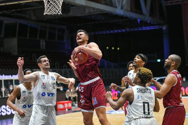 Filip Stanic Niners Chemnitz on the ball, Johannes Richter Hamburg Towers 2 from left and TJ Shorts Timothy Neocartes Shorts II, Hamburg Towers 2 from right , Niners Chemnitz vs Hamburg Towers, 19 04 2021, easycredit Basketball Bundesliga, GER, Season 2020 21 Niners Chemnitz vs Hamburg Towers, 19 04 2021, easycredit Basketball Bundesliga, GER, Season 2020 21 Chemnitz Copyright: xBertxHarzer xEibner-xPressefotox