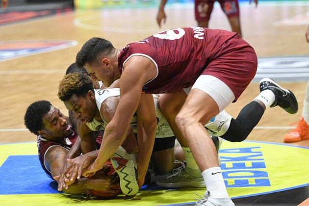 TJ Shorts Timothy Neocartes Shorts II, Hamburg Towers center on the ball, Filip Stanic Niners Chemnitz re , Niners Chemnitz vs Hamburg Towers, 19 04 2021, easycredit Basketball Bundesliga, GER, season 2020 21 Niners Chemnitz vs Hamburg Towers, 19 04 2021, easycredit Basketball Bundesliga, GER, season 2020 21 Chemnitz Copyright: xBertxHarzer xEibner-xPressefotox