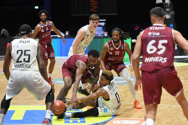TJ Shorts Timothy Neocartes Shorts II, Hamburg Towers r and Isiaha Mike Niners Chemnitz li , fighting for the ball, Niners Chemnitz vs Hamburg Towers, 19 04 2021, easycredit Basketball Bundesliga, GER, season 2020 21 Niners Chemnitz vs Hamburg Towers, 19 04 2021, easycredit Basketball Bundesliga, GER, season 2020 21 Chemnitz Copyright: xBertxHarzer xEibner-xPressefotox
