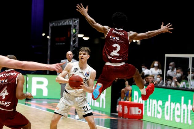 19 04 2021, easyCredit Basketball Bundesliga, BBL, 2020 2021 season, men, Chemnitz Niners Hamburg Towers Johannes Richter, Hamburg Towers, Terrell Harris, Niners Chemnitz Chemnitz Fair Chemnitz Saxony Germany