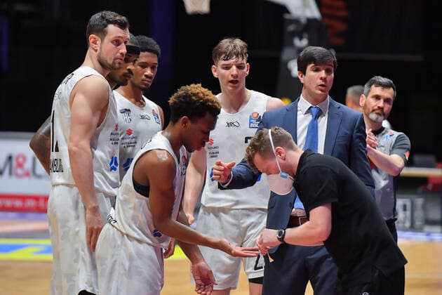 Chemnitz, Germany 19 April 2021 BBL 2020 2021 Niners Chemnitz vs Hamburg Towers The Hamburg Towers players form a team circle to shoulder Chemnitz Saxony Fair Copyright: xFotostandx xDostmannx