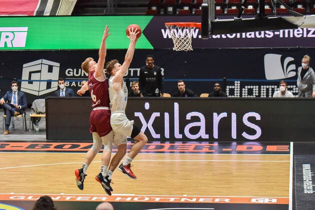Chemnitz, Germany 19 April 2021 BBL 2020 2021 Niners Chemnitz vs Hamburg Towers v li in duel Luis Figge Chemnitz and Justus Hollatz Hamburg Fair Chemnitz Saxony Copyright: xFotostandx xDostmannx