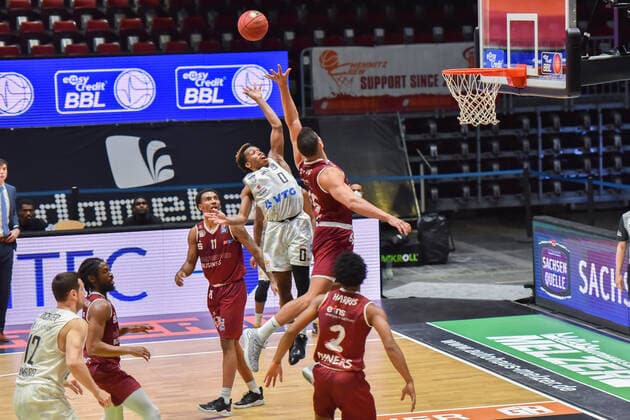 Chemnitz, Germany 19 April 2021 BBL 2020 2021 Niners Chemnitz vs Hamburg Towers v li in duel T J shorts Hamburg and Filip Stanic Chemnitz fair Chemnitz Saxony Copyright: xFotostandx xDostmannx