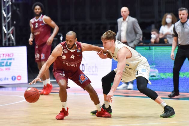 Chemnitz, Germany 19 April 2021 BBL 2020 2021 Niners Chemnitz vs Hamburg Towers v li in duel Virgil Matthews Chemnitz and Justus Hollatz Hamburg Fair Chemnitz Saxony Copyright: xFotostandx xDostmannx