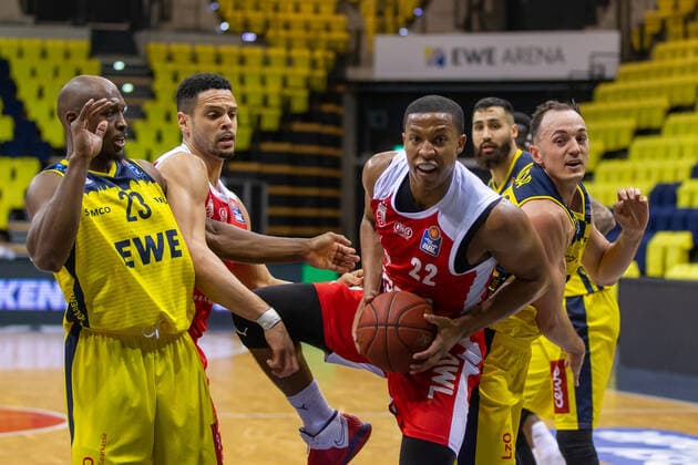 Oldenburg, Lower Saxony, DEU, 19 04 2021, Devon Hall center, Brose Bamberg , Dominic Lockhart left, Brose Bamberg , Rickey Paulding left, EWE Baskets Oldenburg and Karsten Tadda right, EWE Baskets Oldenburg EWE Baskets Oldenburg vs Brose Bamberg 1 Basketball Bundesliga Saison 2020 2021, 29 Spieltag, Grosse EWE Arena EWE Baskets Oldenburg vs Brose Bamberg www.andreas-burmann.de