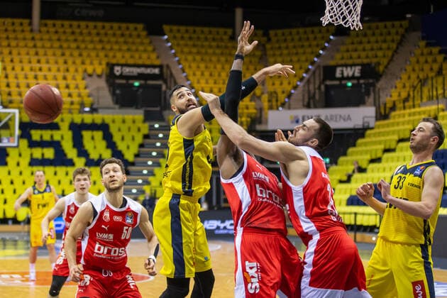 Oldenburg, Lower Saxony, DEU, 19 04 2021, Martin Breunig center, EWE Baskets Oldenburg , Chase Fieler right, Brose Bamberg and Shevon Thompson left, Brose Bamberg , Philipp Schwethelm right, EWE Baskets Oldenburg EWE Baskets Oldenburg vs Brose Bamberg 1 Basketball Bundesliga Saison 2020 2021, 29 Spieltag, Grosse EWE Arena EWE Baskets Oldenburg vs Brose Bamberg www.andreas-burmann.de