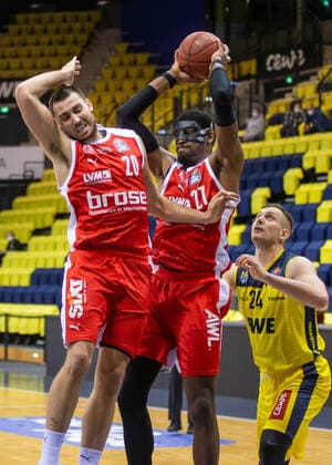 Oldenburg, Lower Saxony, DEU, 19 04 2021, Shevon Thompson center, Brose Bamberg , Chase Fieler left, Brose Bamberg and Rasid Mahalbasic right, EWE Baskets Oldenburg EWE Baskets Oldenburg vs Brose Bamberg 1 Basketball Bundesliga season 2020 2021, 29 matchday, Grosse EWE Arena EWE Baskets Oldenburg vs Brose Bamberg www.andreas-burmann.de