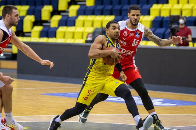 Oldenburg, Lower Saxony, DEU, 19 04 2021, Phil Pressey EWE Baskets Oldenburg and Tyler Larson right, Brose Bamberg EWE Baskets Oldenburg vs Brose Bamberg 1 Basketball Bundesliga Saison 2020 2021, 29 Spieltag, Grosse EWE Arena EWE Baskets Oldenburg vs Brose Bamberg www.andreas-burmann.de