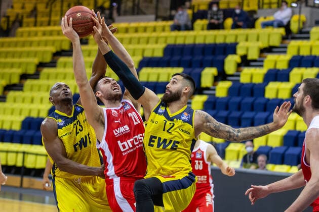 Oldenburg, Lower Saxony, DEU, 19 04 2021, Chase Fieler center, Brose Bamberg , Martin Breunig right, EWE Baskets Oldenburg and Rickey Paulding left, EWE Baskets Oldenburg EWE Baskets Oldenburg vs Brose Bamberg 1 Basketball Bundesliga Season 2020 2021, 29 Matchday, Grosse EWE Arena EWE Baskets Oldenburg vs Brose Bamberg www.andreas-burmann.de