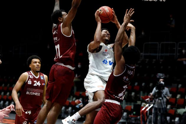 19 04 2021, easyCredit Basketball Bundesliga, BBL, 2020 2021 season, men, Chemnitz Niners Hamburg Towers Isiaha Mike, Niners Chemnitz, Kameron Taylor, Hamburg Towers Chemnitz Messe Chemnitz Sachsen Germany