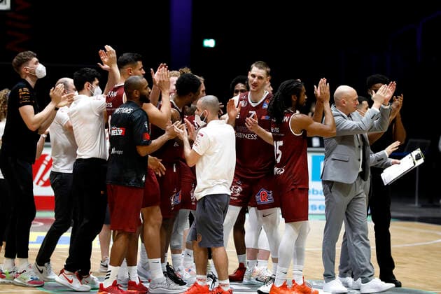 19 04 2021, easyCredit Basketball Bundesliga, BBL, season 2020 2021, men, Chemnitz Niners Hamburg Towers The Chemnitz team thanks the few guests in the hall Chemnitz Fair Chemnitz Saxony Germany