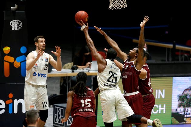 19 04 2021, easyCredit Basketball Bundesliga, BBL, 2020 2021 season, men, Chemnitz Niners Hamburg Towers Terry Allen, Hamburg Towers, Isiaha Mike, Niners Chemnitz Chemnitz Messe Chemnitz Sachsen Germany