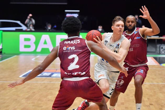Chemnitz, Germany 19 April 2021 BBL 2020 2021 Niners Chemnitz vs Hamburg Towers v li in duel Harris Terrell Chemnitz , Justus Hollatz Hamburg and Virgil Matthews Chemnitz Fair Chemnitz Saxony Copyright: xFotostandx xDostmannx