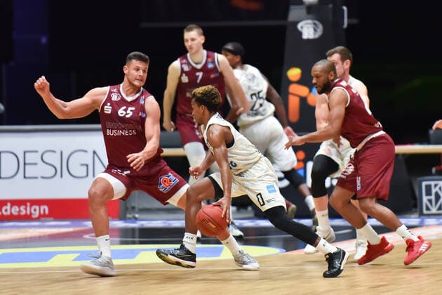 Chemnitz, Germany 19 April 2021 BBL 2020 2021 Niners Chemnitz vs Hamburg Towers v li in duel Filip Stanic Chemnitz and T J Shorts Hamburg Fair Chemnitz Saxony Copyright: xFotostandx xDostmannx