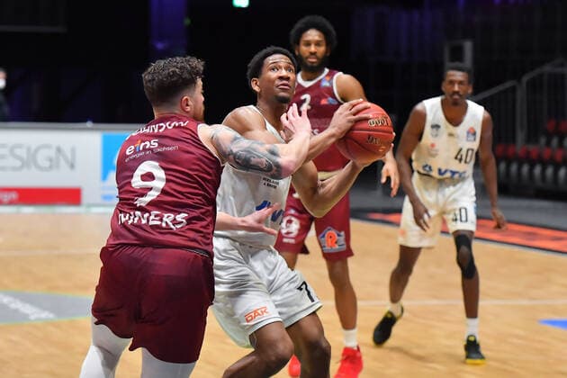 Chemnitz, Germany 19 April 2021 BBL 2020 2021 Niners Chemnitz vs Hamburg Towers v li in duel Dominique Johnson Chemnitz and Kameron Taylor Hamburg Fair Chemnitz Saxony Copyright: xFotostandx xDostmannx