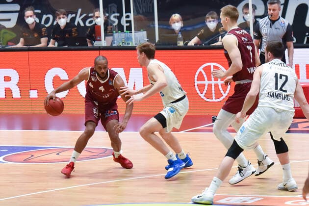Chemnitz, Germany 19 April 2021 BBL 2020 2021 Niners Chemnitz vs Hamburg Towers v li in duel Virgil Matthews Chemnitz and Jordan Swing Hamburg Fair Chemnitz Saxony Copyright: xFotostandx xDostmannx