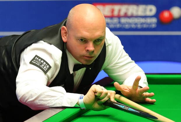 Bilder des Jahres 2021, Sport 04 April Sport Themen der Woche KW16 Sport Bilder des Tages (210420) -- SHEFFIELD, April 20, 2021 -- England s Stuart Bingham competes during the first round match with China s Ding Junhui at World Snooker Championship in Sheffield, Britain, on April 19, 2021. (Photo by Xinhua) (SP)BRITAIN-SHEFFIELD-SNOOKER World Championship, WM, Weltmeisterschaft ROUND 1 ZhaixZheng 