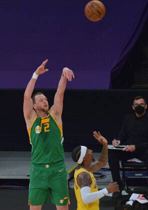Utah Jazz forward Joe Ingles (2) scores a three-pointer on Los Angeles Lakers guard Kentavious Caldwell-Pope (1) during the second half of their NBA, Basketball Herren, USA game at Staples Center in Los Angeles on Monday, April 19, 2021. The Jazz defeated the Lakers 111-97.  LAP2021041912 JIMxRUYMEN