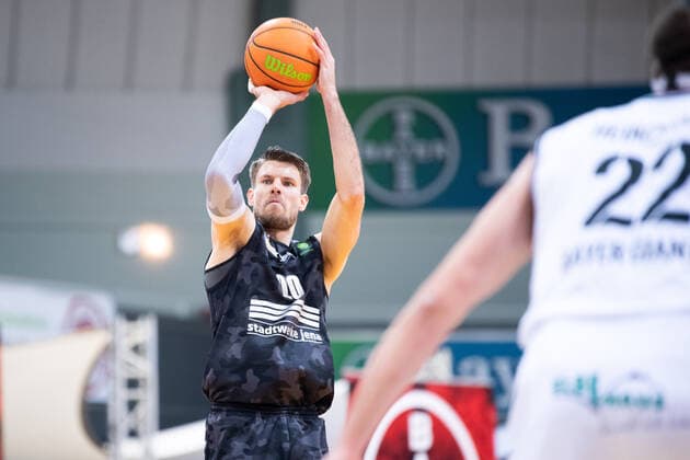 BARMER 2 Basketball Bundesliga ProA Playoff Spieltag 2 Saison 2020 2021 am 20 4 2021 Bayer Giants Leverkusen vs Science City Jena v li Andrew Smith Jena with the throw Ostermann Arena