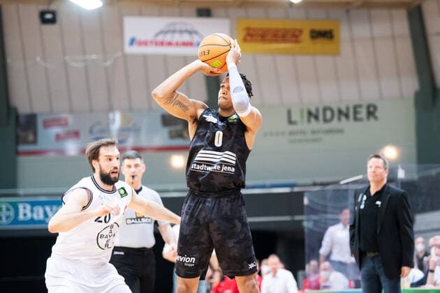 BARMER 2 Basketball Bundesliga ProA Playoff Matchday 2 Season 2020 2021 on 20 4 2021 Bayer Giants Leverkusen vs Science City Jena center Demarcus Holland Jena throwing against JJ Mann Leverkusen Ostermann Arena