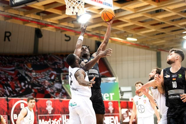 BARMER 2 Basketball Bundesliga ProA Playoff Spieltag 2 Saison 2020 2021 am 20 4 2021 Bayer Giants Leverkusen vs Science City Jena Mitte v re Norense Odiase Jena at the basket against Eddi Edigin JR Leverkusen Ostermann Arena