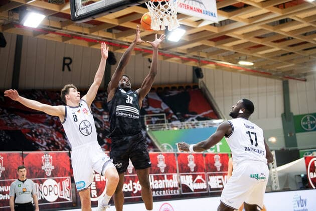 BARMER 2 Basketball Bundesliga ProA Playoff Matchday 2 Season 2020 2021 on 20 4 2021 Bayer Giants Leverkusen vs Science City Jena center Norense Odiase Jena ggeen left Valentin Blass Leverkusen Ostermann Arena