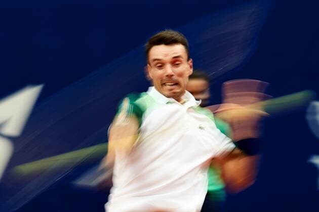 A picture taken with slow shutter speed shows Spanish tennis player Roberto Bautista in action against Spanish Pablo Andujar during the Barcelona Open Banc Sabadell - Conde de Godo tournament second round game in Barcelona, Catalonia, Spain, 20 April 2021. Barcelona Open Banc Sabadell - Conde de Godo !ACHTUNG: NUR REDAKTIONELLE NUTZUNG!  Copyright: xAlejandroxGarcíax GRAF8831 20210420-637545449954021967