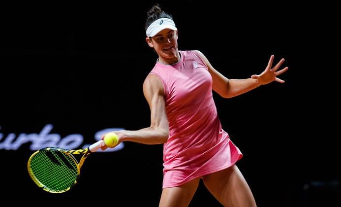 Mandatory Credit: Photo by Rob Prange Shutterstock (11864527cq) Jennifer Brady of the United States in action during the first-round at the 2021 Porsche Tennis Grand Prix WTA, Tennis Damen 500 tournament Porsche Tennis Grand Prix, Tennis, Stuttgart, Germany - 20 Apr 2021 Porsche Tennis Grand Prix, Tennis, Stuttgart, Germany - 20 Apr 2021  Copyright: xRobxPrange Shutterstockx 11864527cq